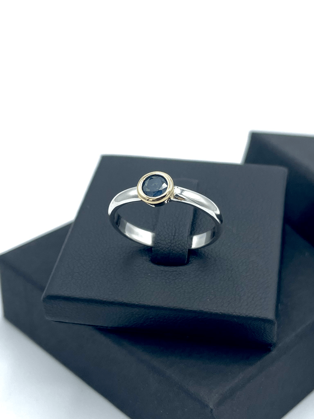 Bague classique argent, or et saphir.
