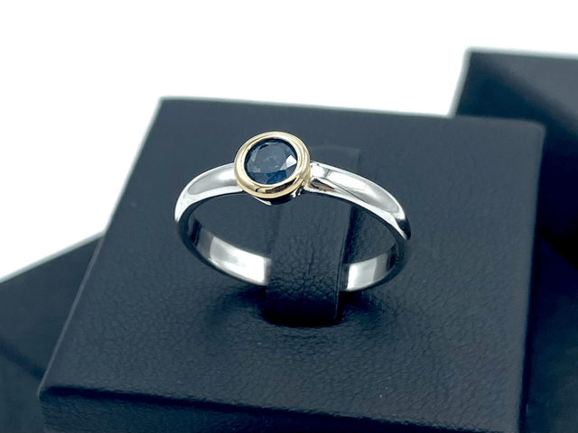 Bague classique argent, or et saphir.