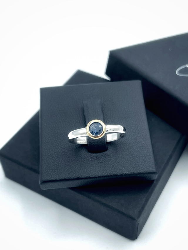 Bague classique argent, or et saphir.