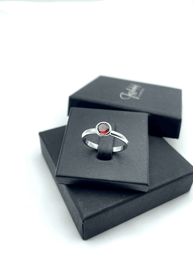 Bague classique grenat du Mozambique